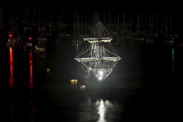 26 September 2023 - 21:24:27The two floodlights at the front of El Galeon Andalucia makes it difficult to get a decent night shot of the replica galleon as it sits in the river Dart.
-----------------
El Galeon Andalucia in Dartmouth